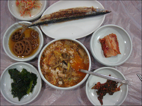 뒷맛이 깔끔한 국물도 몹시 진하다 